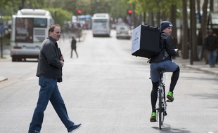 Un livreur à vélo à Nantes (Illustration).