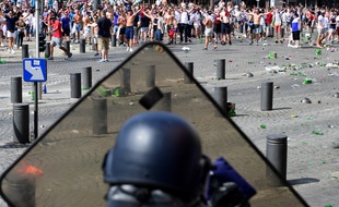 De violents affrontements ont opposé supporters russes et anglais sur le Vieux Port à Marseille, ce samedi 11 juin 2016.