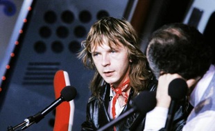 Le chanteur et auteur Renaud participe à l'émission radiophonique "Studio 1" animée par Michel Drucker, dans les studios d'Europe n°1, à Paris , le 1er février 1984