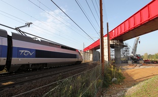 Vendeheim le 21 10 2012. TER et TGV passant sous le chantier de la nouvelle voix du TGV EST