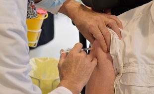 Illustration d'une personnes se faisant vacciner.
