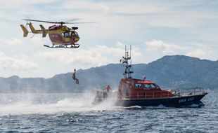 La SNSM deMarseille lors d'un exercice d'hélitreuillage