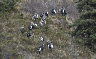TOPSHOTS Des militaires du 4e régiment de Chasseurs (RCH) basé à Gap (Hautes-Alpes) participent le 25 mars 2015 aux recherches sur la région des Alpes où la veille s'est écrasé l'Airbus 320 de Germanwings