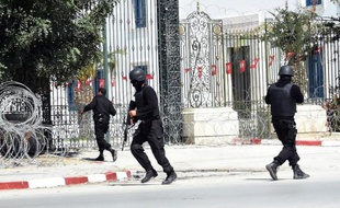 Des membres des Forces spéciales tunisiennes sécurisent le musée Bardo à Tunis après une attaque terroriste, le 18 mars 2015