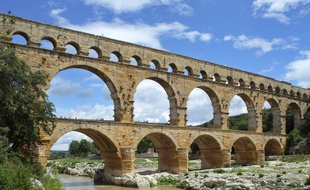 Le Pont du Gard, un aqueduc sur trois étages qui figure au pratrimoine mondial de l'humanité.