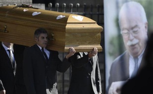 Le cercueil de Christophe de Margerie porté à l'issue de ses obsèques le 27 octobre 2014 à l'église Saint-Sulpice à Paris