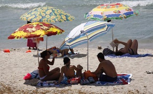 En Corse, les vacanciers profitent de la plage de Cargèse.