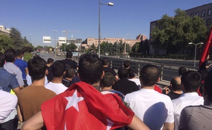 A Ankara, les habitants attendent près du siège de l'état major.
