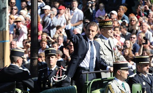 Emmanuel Macron et le général Pierre de Villiers remontant les Champs-Elysées le 14 juillet 2017.
