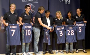 Présentation de l'équipe de football féminine du Paris Saint-Germain au parc des Princes le 6 septembre 2012. (Lindsay Horan, Linda Bresonik, Annike Krahn, Farid Benstiti, Laure Boulleau, Shirley Cruz Trana et Sabrina Delannoy)