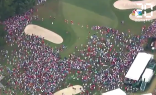Les fans de Tiger Woods célèbrent son titre.