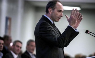 Jean-François Copé, le président de l'UMP, a assuré qu'il y avait à la tête de l'exécutif "deux personnalités faibles", une situation qui rend "difficile" le fonctionnement de la Ve république.