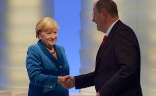 Une "grande coalition" entre conservateurs et sociaux-démocrates, hypothèse la plus probable qui se dessine en Allemagne au lendemain des législatives, laisse entrevoir une légère inflexion vers plus de tolérance envers les partenaires européens en crise.