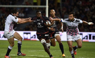 Le troisième ligne toulousain Yacouba Camara s'infiltre entre les Parisiens Raphaël Lakafia et Jérémy Sinzelle, le 4 octobre 2014 au stade Ernest-Wallon lors de Stade Toulousain - Stade Français. AFP PHOTO / PASCAL PAVANI