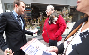 Lionel Tivoli, le secrétaire départemental 06 du FN, lors d'un tractage le 2 mai 2017 à Antibes