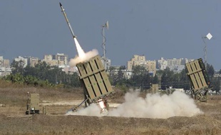 Tir d'un missile du système "Iron Dome" destiné à intercepter les roquettes palestiniennes, le 9 juillet 2014 près de la ville d'Ashod, près de la bande de Gaza
