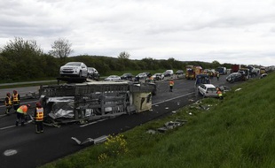 Les secours sur les lieux d'un accident le 25 avril 2016 sur l'A13 près des Mureaux