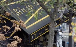 Un enquêteur effectuant des recherches devant le Bataclan, le 14 novembre 2015.