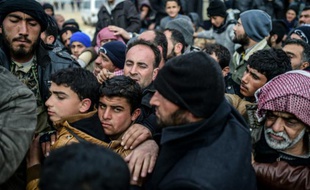 Des Syriens qui ont fui Alep se pressent pour obtenir des tentes le 6 février 2016 à Bab al-Salama en Syrie