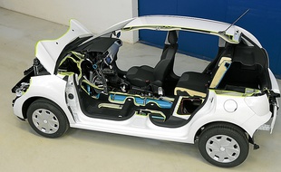 Le prototype " Hybrid Air " a été présenté par PSA mardi à Vélizy (Yvelines).