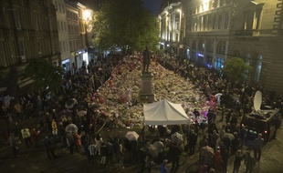 Des centaines de personnes ont respecté une minute de silence lundi à 22h31 précises à Manchester