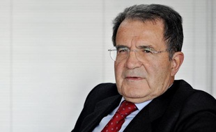 Le devoir de la France est de "recomposer l'unité européenne, pas de servir de roue de secours à l'Allemagne", a affirmé l'ex-président du Conseil italien Romano Prodi (gauche) dans un éditorial et un entretien publiés dimanche.