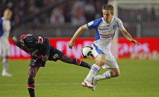Claude Makelele en difficulté face à Benoit Pedretti, et le PSG trébuche face à Auxerre (1-2), le 16 mai 2009.