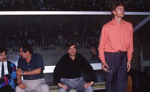 Arsène Wenger sur le banc de Monaco, en 1990