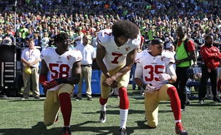 Les joueurs des 49ers de San Francisco, Eli Harold, Colin Kaepernick et Eric Reid protestent pendant l'hyme américain, le 25 septembre 2016.