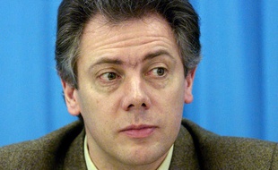 Gilles Beyer, lors d'une conférence de presse en 1999.