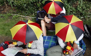Une jeune fille a revêtu un chapeau parapluie pour ridiculiser un camarade voyeur