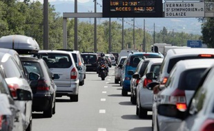 Des véhicules coincés dans un embouteillage le 2 août 2013 près de Lyon