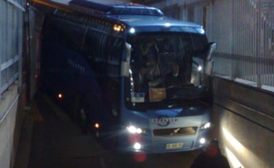 Le bus de Chelsea n'a pas réussi à entrer du premier coup dans le parking du Parc des Princes, le 16 février 2015.