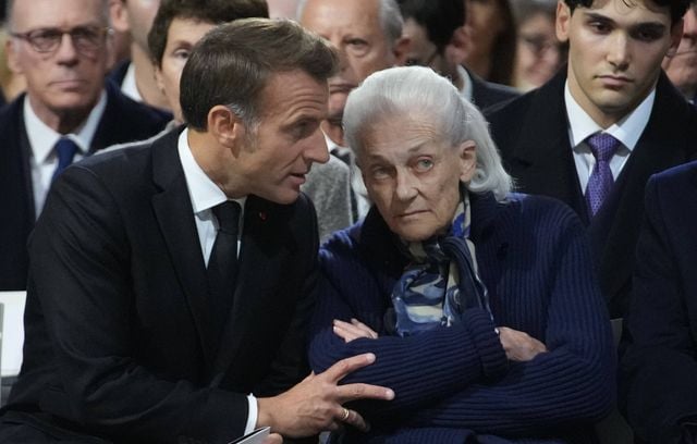 Le président Emmanuel Macron s’entretient avec Elisabeth Badinter lors de la cérémonie d’hommage rendue à son époux, Robert Badinter, au Panthéon.