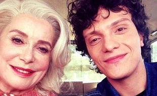Le 10 octobre 2014, Catherine Deneuve réalise un selfie avec le twitto @deneuvely