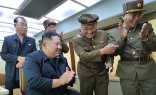 Kim Jong-un supervisant un tir de missile en Corée du Nord, le 17 août 2019.
