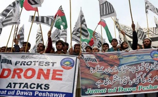 Ils risquent d'être enlevés, torturés, exécutés... Dans les fiefs talibans des zones tribales pakistanaises, un nombre croissant de civils soutiennent, mais en silence, les drones américains, traqués par les jihadistes qui veulent faire taire à jamais ces "traîtres" et autres "espions" de l'Amérique.