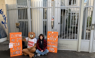 Devant le siège de la France insoumise, Gaëlle et le nounours de la Primaire populaire tentent de convaincre les insoumis de les rejoindre.