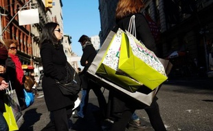 La consommation des ménages aux Etats-Unis a bondi en février, sous l'effet principalement de la hausse des prix de l'essence, tandis que les revenus étaient à la traîne, selon des chiffres publiés par le gouvernement vendredi.