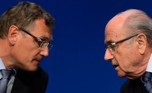 Le secrétaire général de la Fifa, le Français Jérôme Valcke, le 30 mai 2015, à Zurich, avec Sepp Blatter.