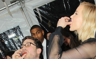 Jennifer Lawrence n'a pas hésité à partager un shot de bourbon avec le journaliste de MTV, ce 18 novembre 2015, lors de l’avant-première de "Hunger Games : La Révolte Partie 2".