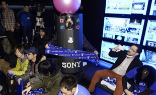 Les Japonais patientaient vendredi 21 février 2014, pour être les premiers à acquérir la nouvelle console de Sony le lendemain.