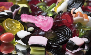 Les bonbons contiennent aussi du dioxyde de titane (image d'illustration).