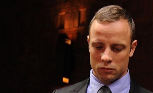 Le champion handisport sud-africain Oscar Pistorius, qui est accusé du meurtre de sa petite amie Reeva Steenkamp, devait pointer lundi dans un commissariat de Pretoria, dans le cadre des conditions de sa libération sous caution.