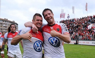 Toulon s'est qualifié pour les barrages d'accession aux demi-finales du Top 14 de rugby grâce à sa victoire (25-22) face au Stade Toulousain tandis que Brive, battu à domicile par Bordeaux-Bègles (23-9), est 13e et premier relégable à une journée du terme de la phase régulière.