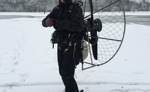 Antoine Taillefer paré de son paramoteur pour skier à 70 km/h dans le parc de Bagatelle à Paris.