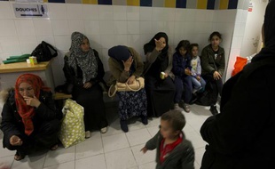 Des familles syriennes dans un camp de réfugiés à Paris le 2 octobre 2015
