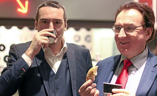 Louis Le Duff (à droite) lors de l'inauguration du café Bruegger's à Rennes fin 2013.