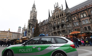 Le 20 décembre 2016, une voiture de police stationne devant un marché de Noël à Munich après l'attentat perpétré à Berlin lundi 19 décembre.