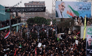 Des Iraniens ont envahi les rues d'Ahvaz et Machhad dimanche au premier de trois jours d'hommage national au général Qassem Soleiman